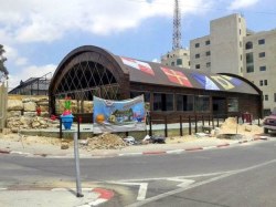 giulidinosaourrawr:  welele:   Hay un Krusty Krab (Crustáceo Crujiente de Bob Esponja) construyéndose en Palestina | BuzzFeed  ¿Y si Nickelodeon es quien ha incitado a que se líe parda para que puedan bombardear este restaurante porque seguramente