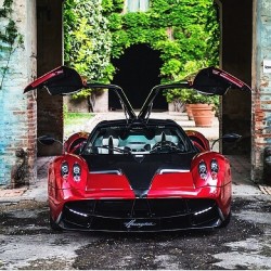 fantasycarsdaily:  Pagani Huayra • • Photo via @royalifestyle • • Tag a friend! • • Photo by? • __________________________________ #pagani #huayra #exotic (presso Pure. Automotive. Passion. ) 