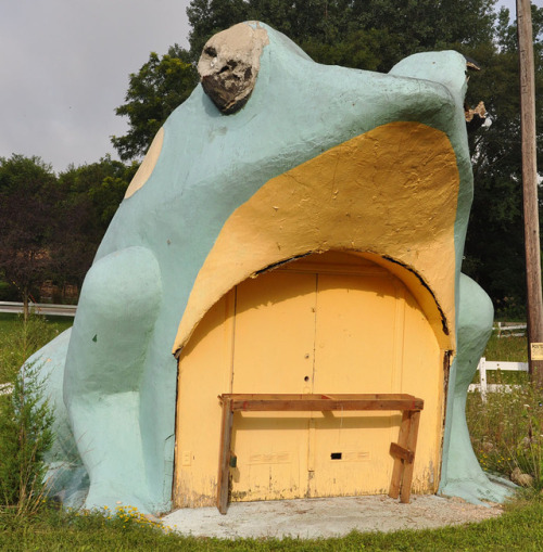qirli: This Frog was built in 1964 for Frog Hollow Miniature Golf which is long gone. There is also 