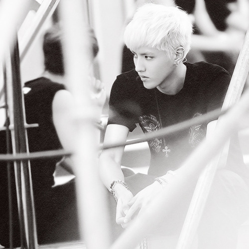 duizhangne-deactivated20130920:  even in a crowd full of eyes i am but still my own demise   