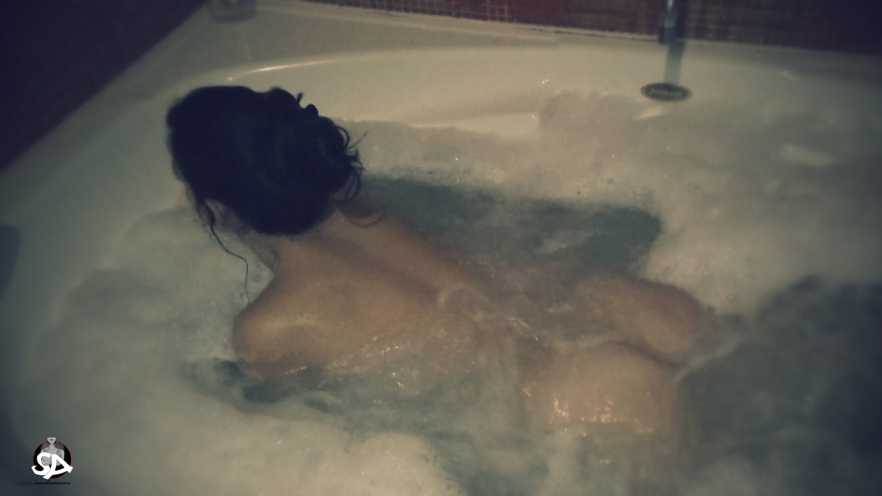 coupleofsexadventurers:  Jacuzzi job. Come here… there’s room for two :3 coupleofsexadventurers