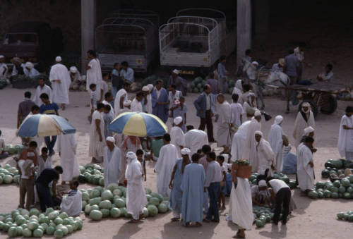 mydearalgeria:Vente de pastèques sur le marché à El Oued, en juillet 1987, Algérie.Christian Sappa.
