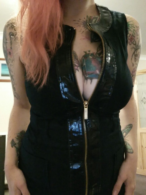 delicatelyshamelesskitty:  If you want in my naughtygirlplaying blog send me your email address and 