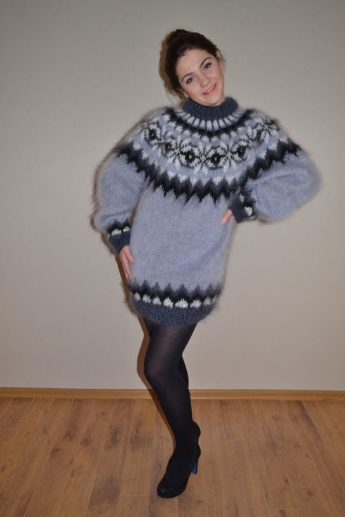 Bun, soft cozy sweater and opaque Hose