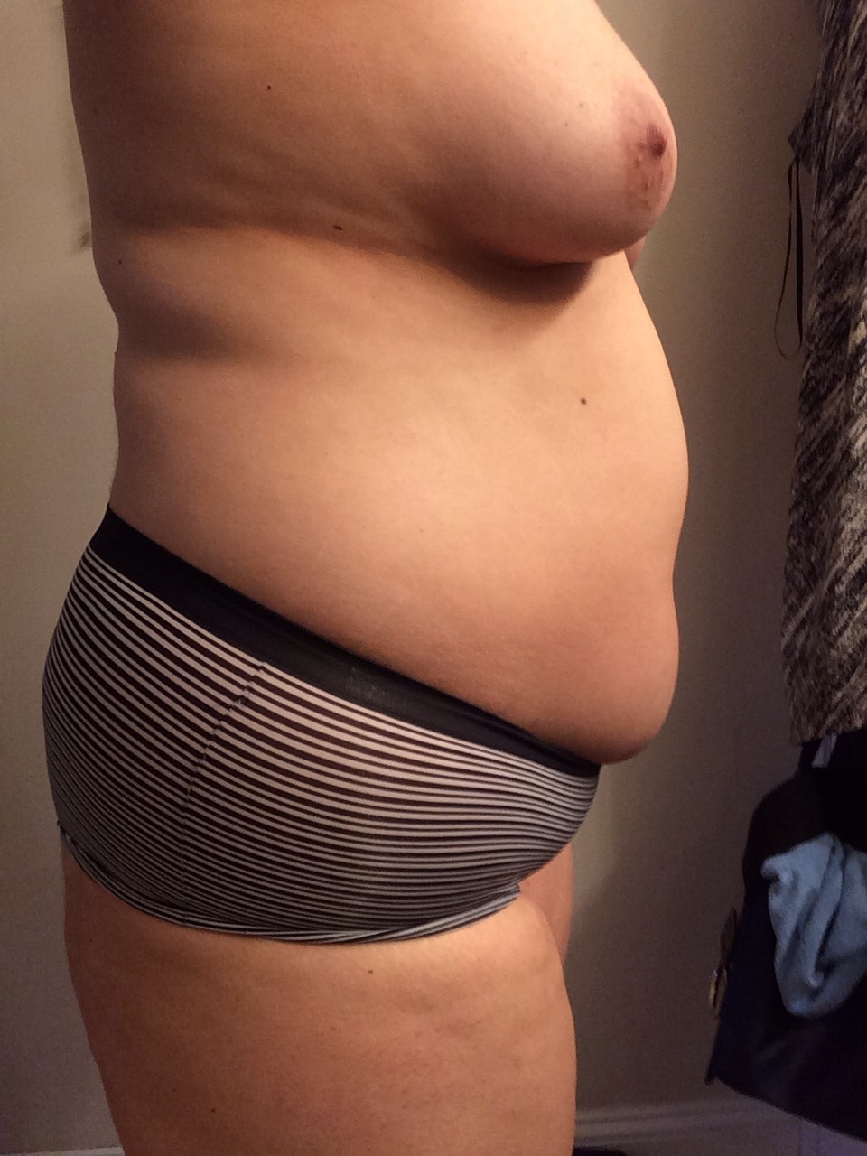 biglegwoman:  Loving how tight these panties are on me. My belly really hangs over!