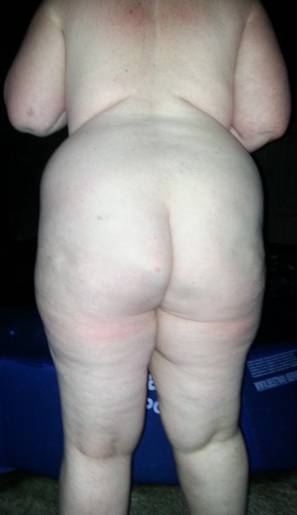 wotthu:  The missus’s huge pale arse outdoors ;-)