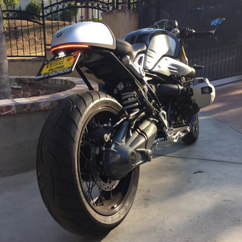 @fancybikething 👌🏽 Fender eliminator on… I can’t stop staring at this bike 😍 #bmw #bmwrninet #rninet #r9t #motorrad #bmwmotorrrad #rizoma #woodcraft #motogadget #clipons #caferacer #caferacersofinstagram #modernclassic #vintage #modern