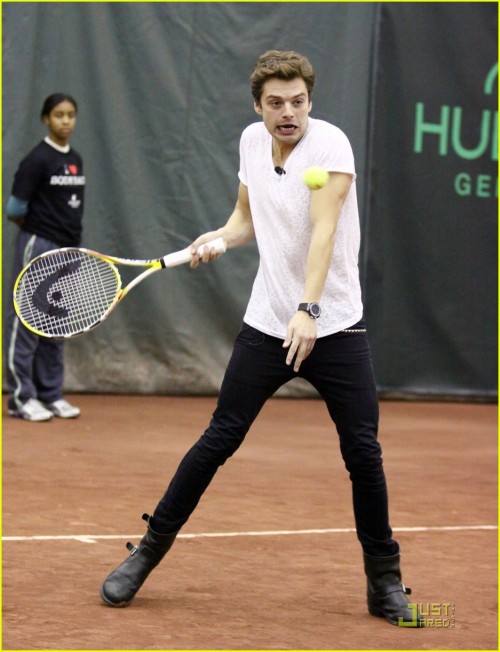 rob-anybody: #BAD AT EVERY ASPECT OF TENNIS #FROM DRESSING APPROPRIATELY #TO TENNIS (
