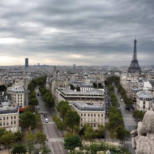 parisfind: #Cloudy #Sunday #view from the top of the #arcdetriomphe #eiffeltower #Paris (at Arc De T