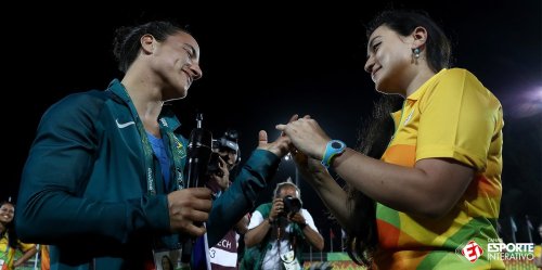 holtzbert:isadora cerullo, a player in the brazilian team of rugby, got proposed to by her girlfrien