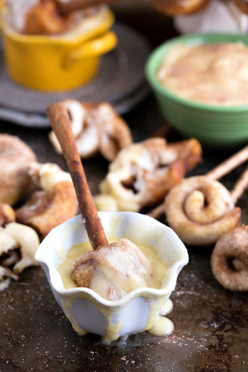 magicalfoodtime: (via {Slow Cooker} Cinnamon Roll Fondue with 20-minute Miniature Cinnamon Rolls | C