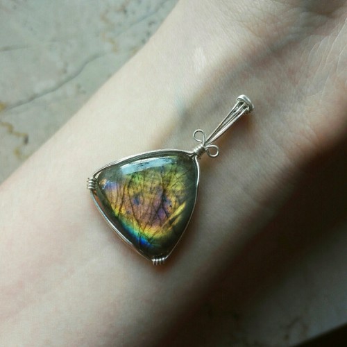 So in love with this labradorite, the flash is beyond gorgeous!