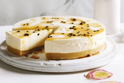 yummyinmytumbly: White chocolate cheesecake with passionfruit sauce