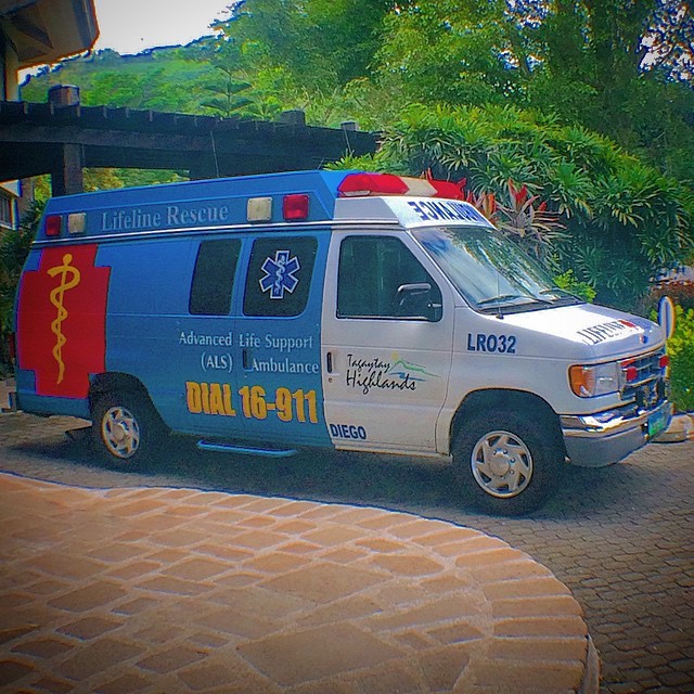 wendelldeewanderer:
“May I present.. My very first ambulance!!! 🚑🚨🏥 #DIEGO #LIFELINE #16911 #EMS Good times!! Rak na ituuu.. Lol (at Tagaytay Highlands Sports Center)
”