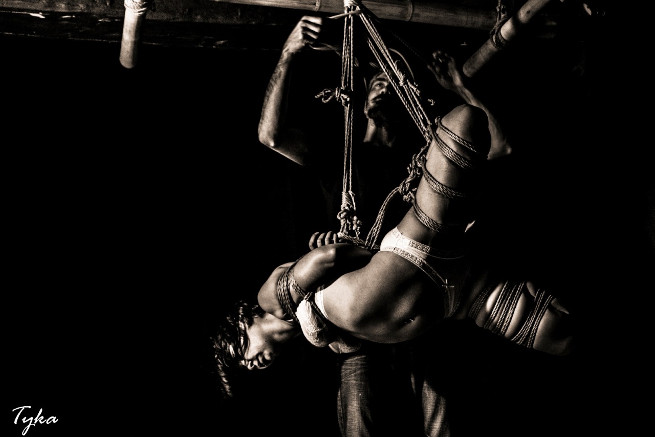 ropesession:  Model : @emarose17Photo : @tykarsRopes : Docvalewww.ropesession.com