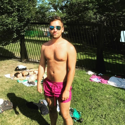 c-arnottski:  🌞🌞🌞 (at Riverdale Outdoor Pool)