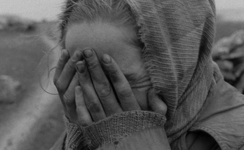 amanecernocturno:Skammen (a.k.a. Shame) (Ingmar Bergman, 1968): hands.