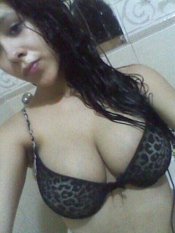 primeopti:  bellako80:  Q tetas wao hermosas  Q ricuras