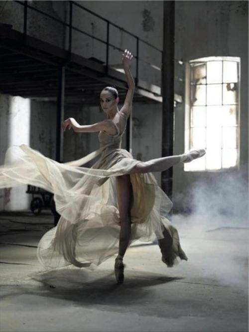 Lucia Lacarra dancing in a dress by Jesús del Pozo, September 2009. Photo: Juan Gatti.Jesús del Pozo