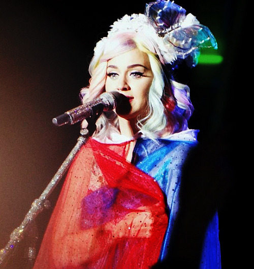 10.06 - Katy Perry performs at Pista Atlética, Chile