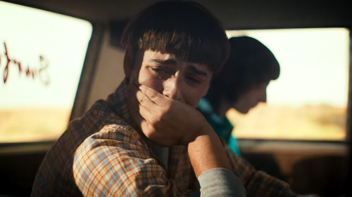 homosexualslug: me jonathanprotecting will byers at all costs