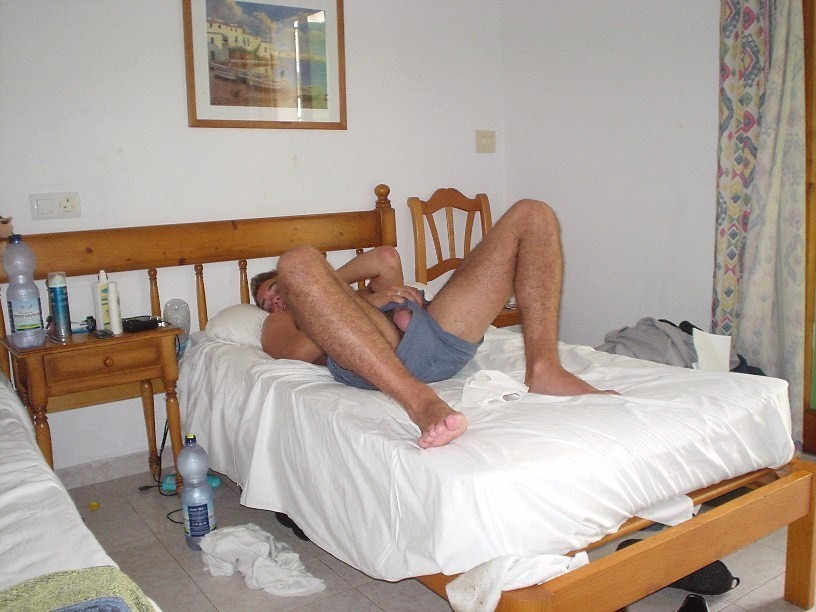 bromofratguy:  This is why I love straight guys who wear boxers instead of briefs.