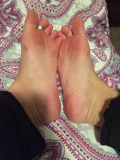 prettyfeetandsole: Her very pretty soles