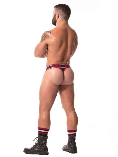 shavedpubes:  nice smooth muscled ass, perfect for a good hard rough fucking