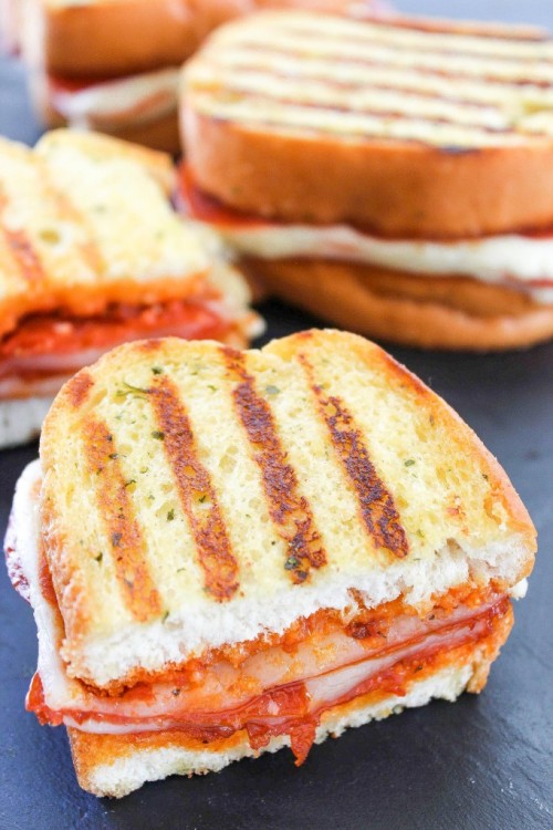 searulean:  foodffs:  Pepperoni Pizza Grilled Cheese http://www.bakingbeauty.net/pepperoni-pizza-grilled-cheese/ #lunch #sandwich #pizza #pepperoni #cheese #recipe  Um, yes.