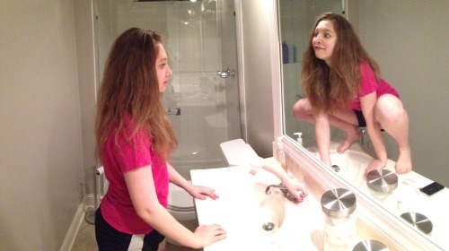 whoredinarygirl:kansass:the real meare we going to ignore how she has a third arm on the faucet?