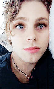 fvesos:✿✿✿Petition for luke hemmings to be a beauty guru