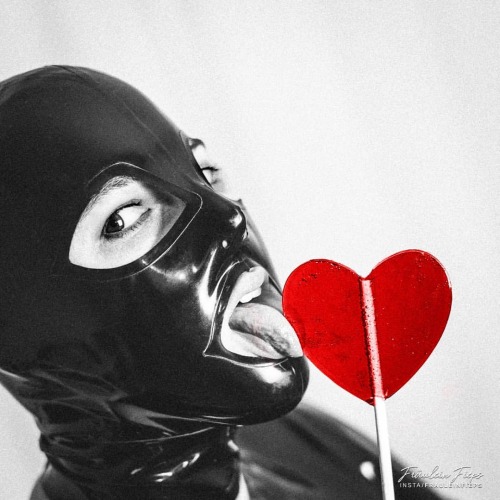 black, white and red 6/14yeeeeeah well i admit this one is a little bit suggestive #latex #latexmask