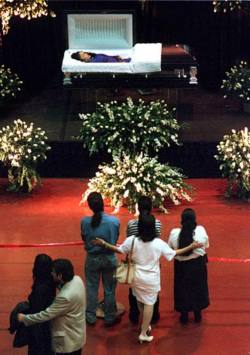 selena-etc-inc:  Fans bid their last goodbye to Selena, killed just two days before.