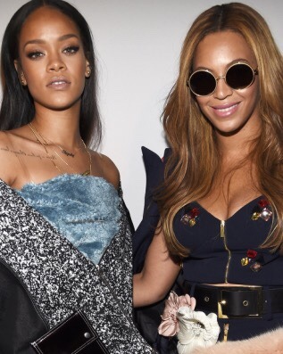 fatandbougie:  drnkonlove:  BEYONCÉ + RIHANNA  i never noticed this but now that