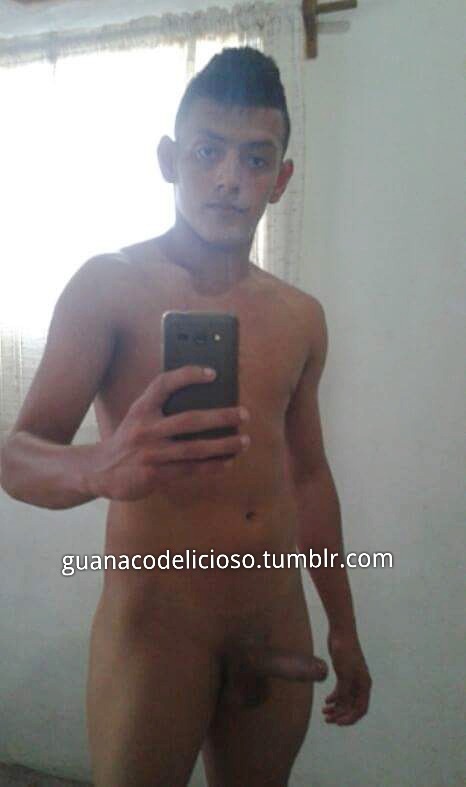 guanacodelicioso:  Alberto Saravia es un papasito rico futbolista de la ciudad de