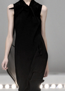 darkclothes:  krysuvik:  rick owens spring 2009  black clothes 