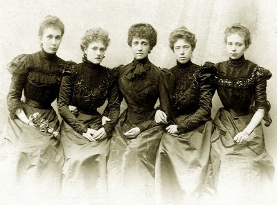 carolathhabsburg:
“ Archduchess Maria Teresa of Austria (center) with daughters Archduchess Maria Annunziata (first left) and Elisabeth Amalie (right) and nieces, Marie Gabrielle (second left) and Elisabeth(second right) in Bayern.
Late 1890s
”