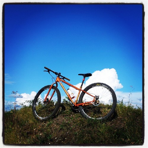 unafotounastoria: Atom heart #elmariachi #singlespeed #mountainbike #mtb #pinkfloyd #sky #blue