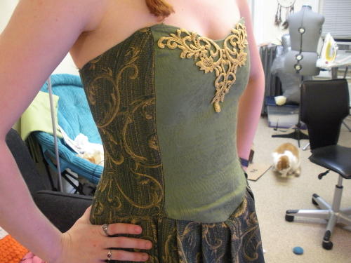 vicious-cosplay:  The Wonders of Zip Tie Boning This is Ginger Kitty Cosplay in her 2010 made courte