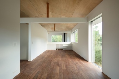 aros: CASE-REAL aims to take in the surrounding nature of its wooden house in higashi ohwada