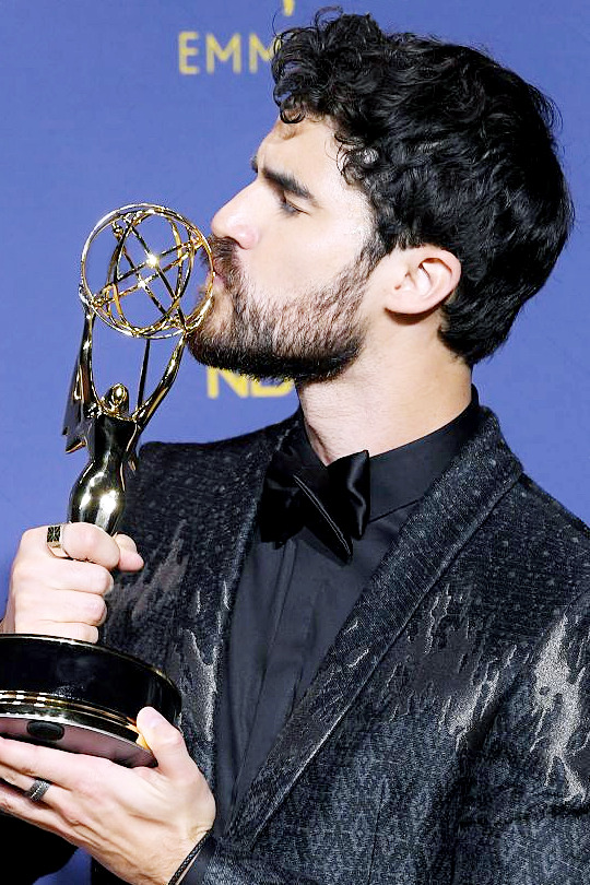 na-page:Outstanding Limited Series winner Darren Criss poses in the press room during