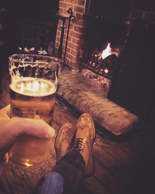 Nothing like an open log fire and a beer. #ukfootlad #grensonshoes #maleboots #malebootsfetish #size