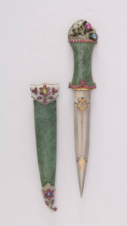 peashooter85:A remarkable dress dagger with rayskin grip and scabbard from India. Decorated with gol