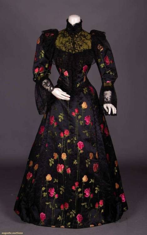 tattedpetticoats:costumeloverz71:Dinner Dress c. 1892 @marzipanandminutiae