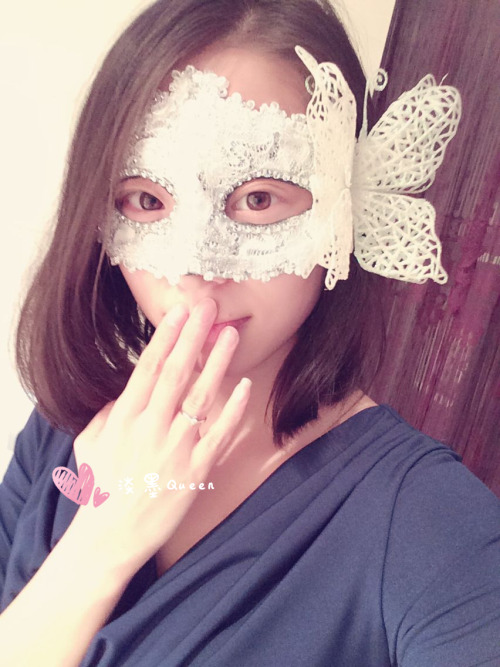 queendanmo: 好久不见咯大家，最近一直忙着和男朋友订婚的事情，冷落大家了，最近恢复正常更新！先发几张自拍，晚点你懂的！微信：queendanmo，不能红包勿加谢谢！ PS：好像不小心把订婚戒