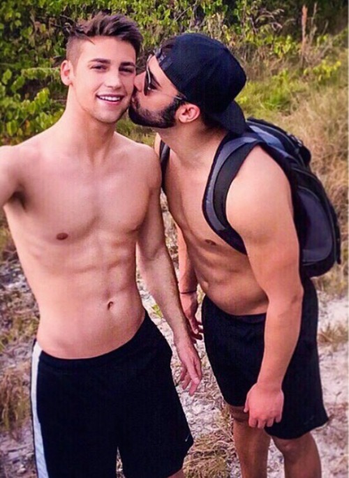 https://gay-is-so-cuuute.tumblr.com/post/138534116896