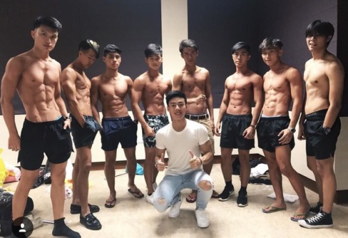 fuckyeahfuckstory: sgyoungboys: Which one would you pick? I’ll take the white tee guy who took