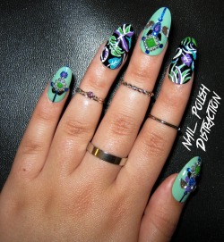 nailpolishdistraction:  Another picture of my last mani.   Like these nails, want to learn how to.