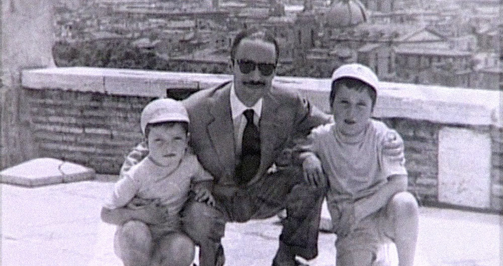 1) Benito Mussolini a Cinecittà con il figlio Vittorio, sceneggiatore e produttore