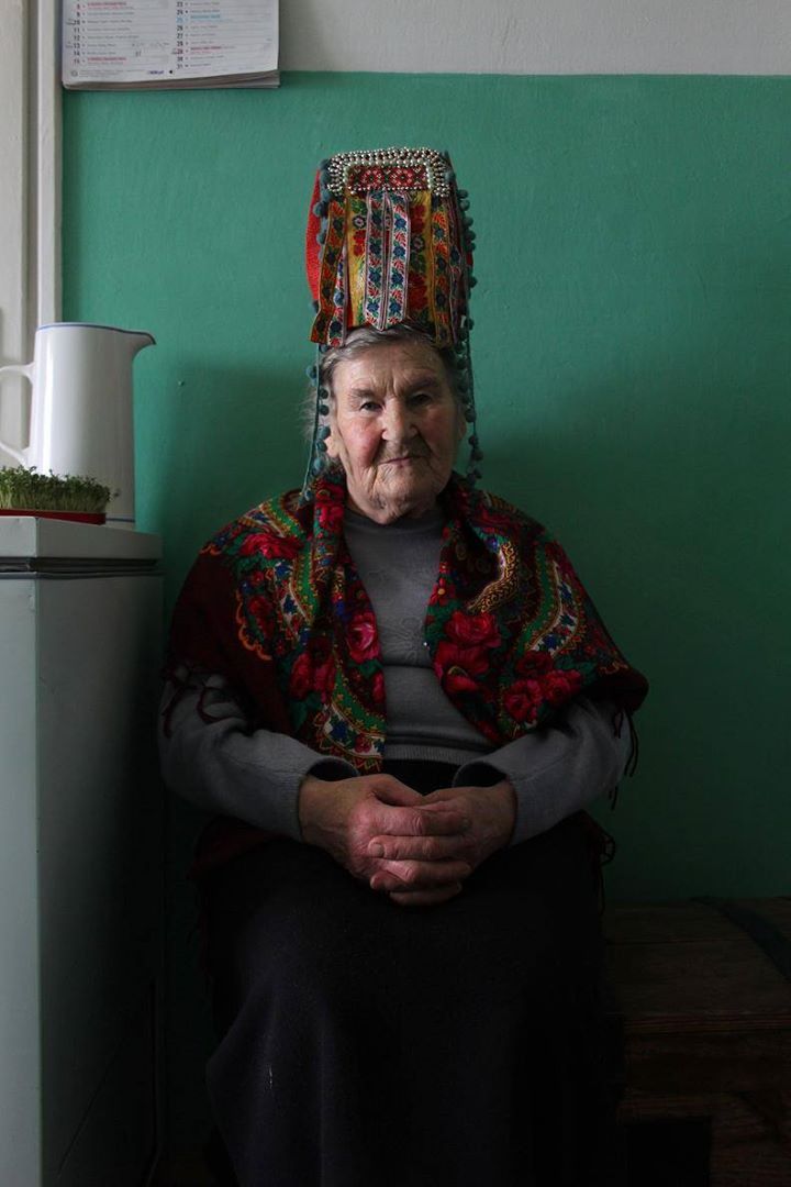 Zdjęcie z cyklu “Boska Matka Polka”. Pani z fotografii mieszka w Teratynie, położonym pod ukraińską granicą. Folklor, cisza, natura - tak wspominam ten dzień…
